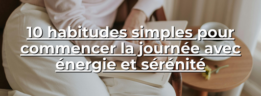 Personne en tenue confortable écrivant dans un carnet avec tasse de café sur table en bois