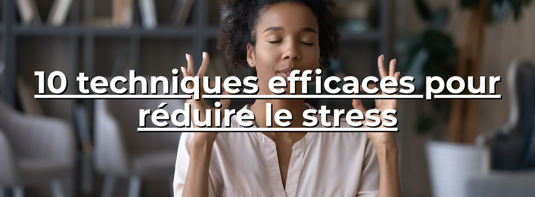 Femme méditant avec les yeux fermés en intérieur, techniques pour réduire le stress