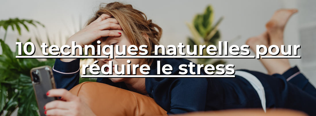 Femme stressée allongée sur canapé, tenant un smartphone, plantes en arrière-plan