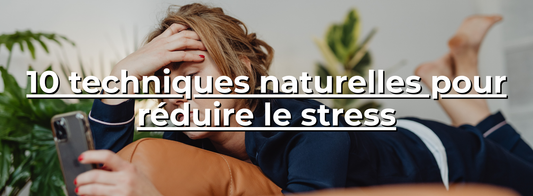 Femme stressée allongée sur canapé, tenant un smartphone, plantes en arrière-plan