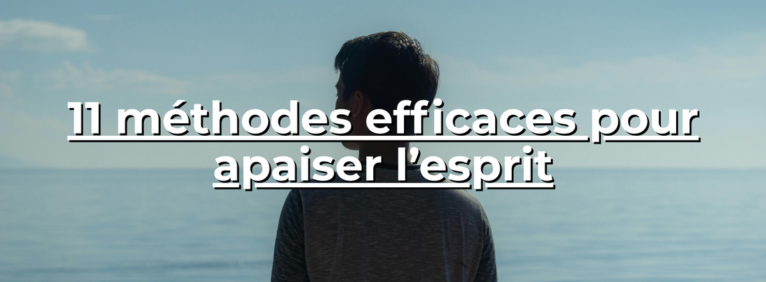 Homme vu de dos regardant la mer calme sous un ciel bleu, apaisement mental