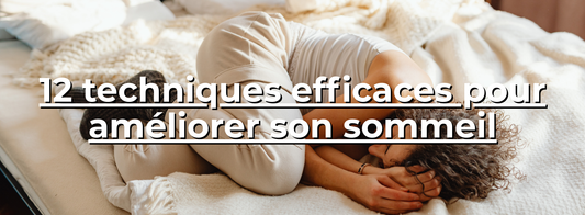 Femme en position fœtale sur un lit confortable avec couverture blanche pour améliorer sommeil