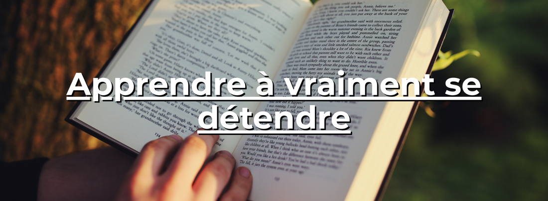 Main avec doigt sur un livre ouvert en extérieur avec texte flou, apprendre à se détendre