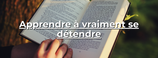 Main avec doigt sur un livre ouvert en extérieur avec texte flou, apprendre à se détendre