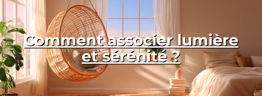 Chambre lumineuse avec fauteuil suspendu en rotin, plante verte et lit cosy beige