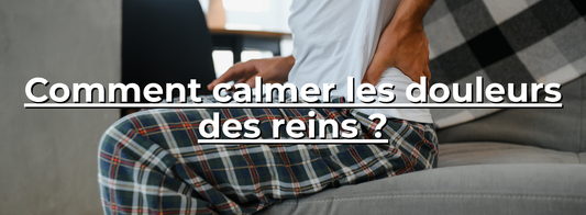 Personne en pyjama plaid souffrant de douleurs lombaires assise sur un canapé gris