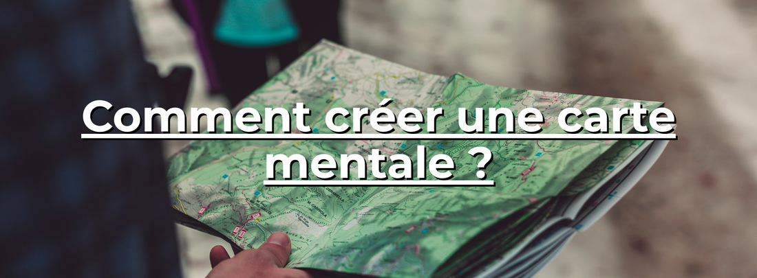 Personne tenant une carte géographique avec texte Comment créer une carte mentale en surimpression