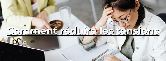 Femme stressée au bureau avec lunettes, cahier de notes et ordinateur portable, réduire les tensions