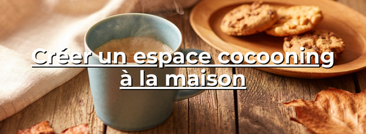 Tasse bleue fumante de café sur table en bois avec assiette de cookies et feuille d'automne