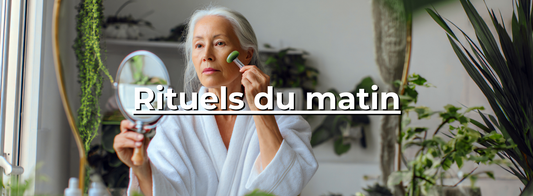 Femme mature utilise un rouleau facial en jade devant un miroir pour soin visage matin