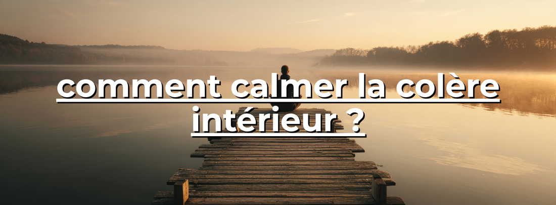 Personne méditant au coucher du soleil sur un ponton en bois au-dessus d'un lac brumeux