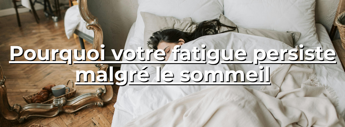 Femme dormant paisiblement sur un lit blanc dans une chambre chaleureuse avec miroir ancien