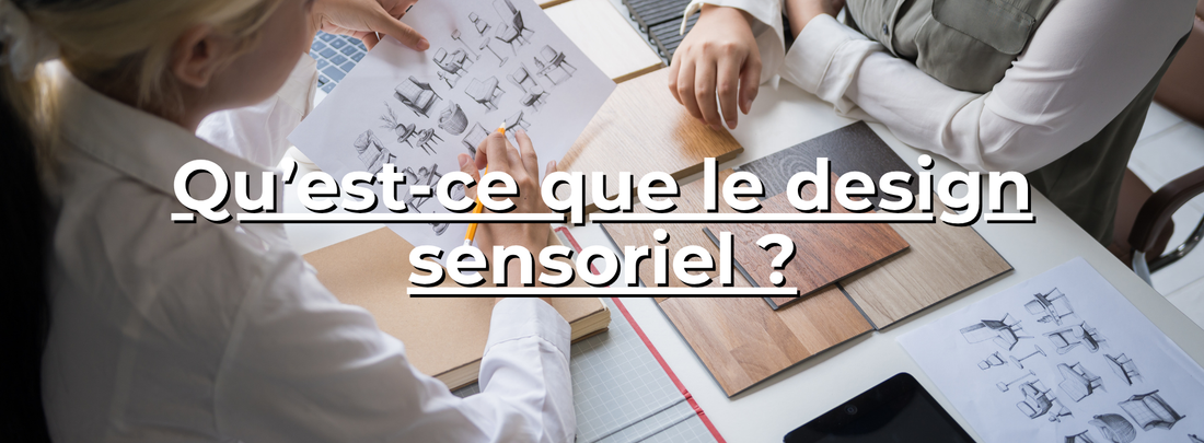 Deux designers discutant de croquis de meubles et des échantillons de matériaux en bois