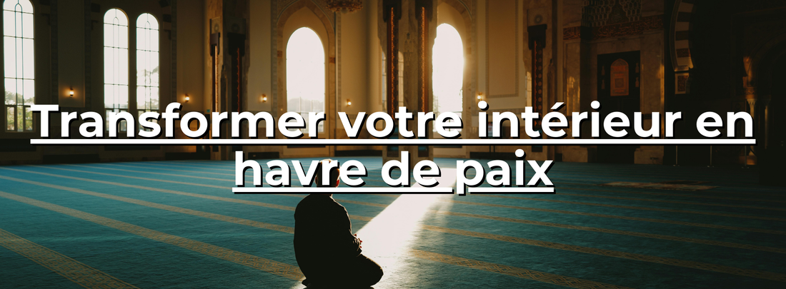 Homme en prière dans une grande salle lumineuse avec fenêtres en arc, ambiance paisible