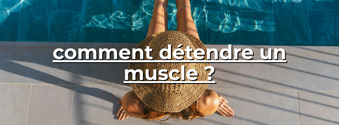 Femme assise près d'une piscine avec un chapeau en paille, détente et bien-être